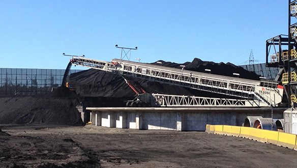 Radial conveyor stockpiling coal